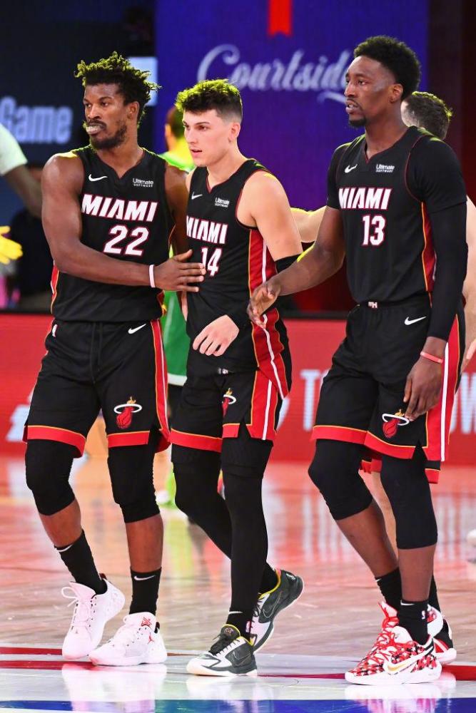 他在防守时 他在防守时